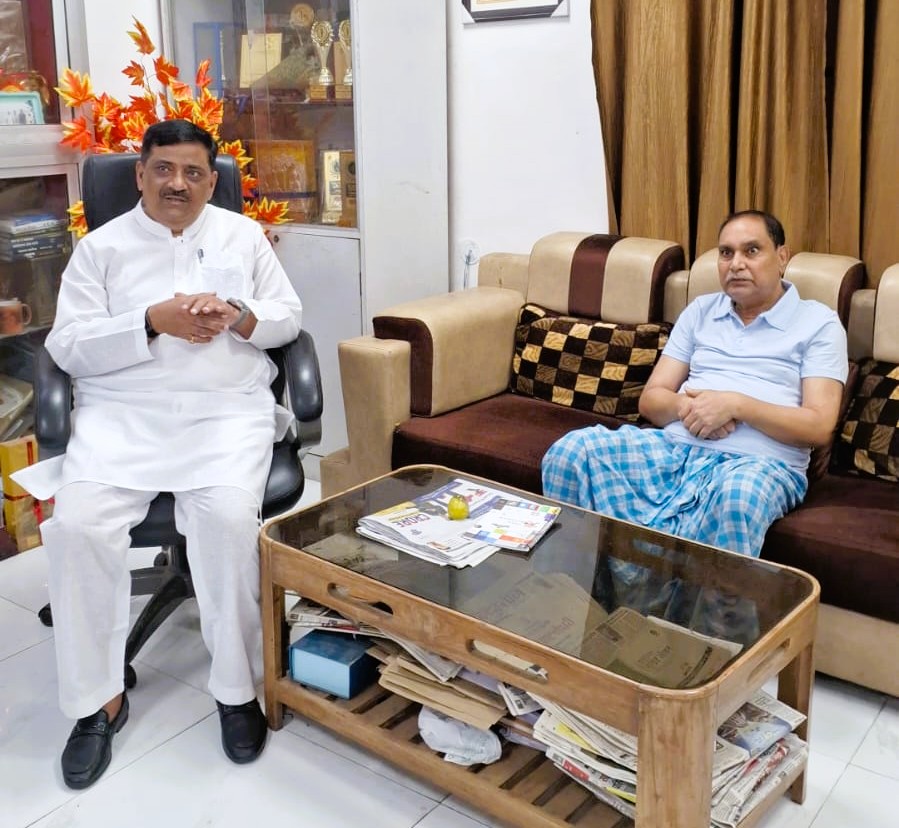 SanjayJhaBihar's tweet photo. पटना में आज सुबह बिहार सरकार के पूर्व मंत्री एवं कल्याणपुर के माननीय विधायक महेश्वर हजारी जी के आवास पर जाकर उनसे मुलाकात की तथा उनके स्वास्थ्य की जानकारी ली।

पिछले दिनों उनके अस्वस्थ होने और उपचार के लिए पीएमसीएच में भर्ती होने की सूचना मिली थी। अब वे अपने आवास पर स्वास्थ्य लाभ कर रहे हैं। ईश्वर से उनके शीघ्र पूर्ण स्वस्थ होने तथा मंगलमय सुदीर्घ जीवन की कामना करता हूं। 🙏

#MaheshwarHazari
