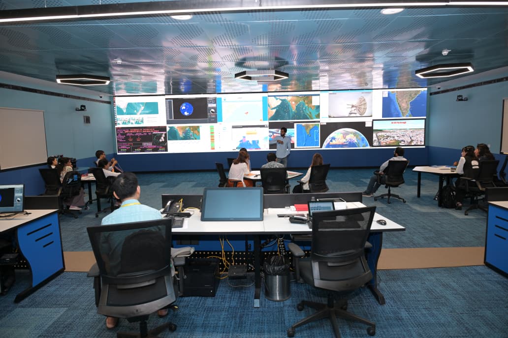 incoismoes's tweet photo. 🌊 INCOIS welcomed 20 international participants of the NRSC–UNCSSTEAP Short Course on "Satellite Remote Sensing for Ocean Applications (SROSA)" for an insightful visit to the institute.

The participants explored INCOIS' operational ocean services, advanced facilities, and satellite-based ocean applications, fostering international collaboration and capacity building in ocean science.

#INCOIS #NRSC #UNCSSTEAP #SROSA #OceanScience #SatelliteRemoteSensing #CapacityBuilding #InternationalCollaboration #BlueEconomy #MoES