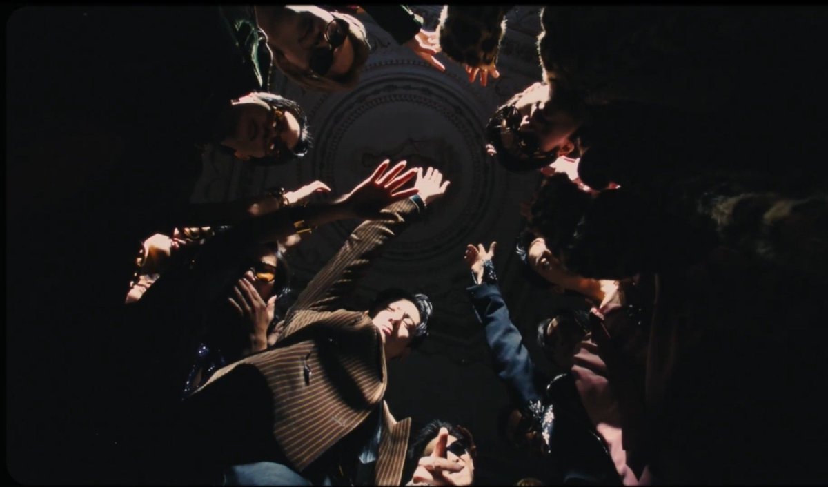 urmisope's tweet photo. Ok so in the MV they are suffering when they are alone behind the scenes &amp; the moment they are together &amp; in front of of everybody's eyes they are happy (or pretending to be) https://t.co/8ECEqvklQ4