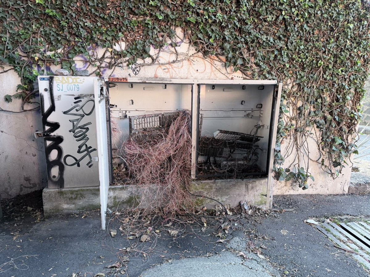 Maraca2's tweet photo. Vandalizan caja de @Telmex @TELMEXSoluciona en la esquina de Magnolia y Santiago en San Jerónimo Lidice. No es posible que haya gente que haga esto!!! Para qué? Por qué? Cuánta gente se quedó sin servicio por esto??!!! https://t.co/dG3MIobu1O
