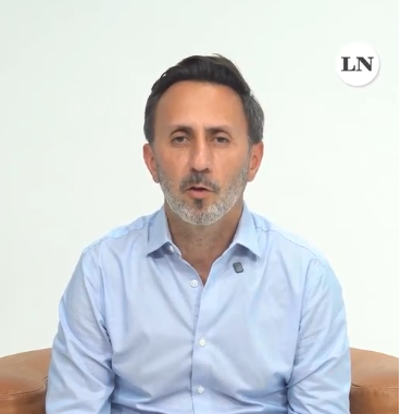 bartolomerulli's tweet photo. Este es Nicolas Pizzi un operador mediático que en medio del mundial dió una conferencia en USA diciendo que Argentina tenia que perder para que Tapia vaya preso y así el gobierno pudiera privatizar nuestro querido futbol argentino que sin una sola empresa privada jugó 3 de las últimas 4 finales del mundo. Debe ser considerado un traidor a la patria.