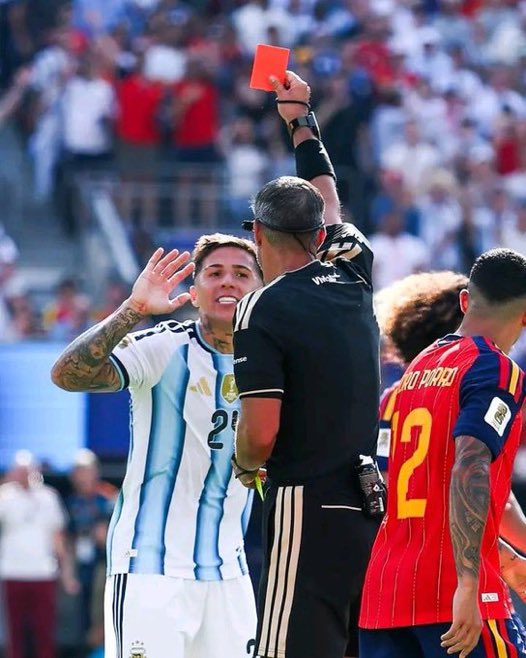 Ar_senalXtra_'s tweet photo. 🚨🚨🚨 | Arsenal remain a club to watch in the race for Enzo Fernández if they fail to complete a deal for Bruno Guimarães. 🇦🇷👀

However, it currently appears highly unlikely that Arsenal would meet Chelsea’s £120 million valuation.

There is growing belief among some figures in the transfer market that Chelsea could lower their asking price later in the transfer window if the right conditions emerge.

🗞️ [@siphillipssport]