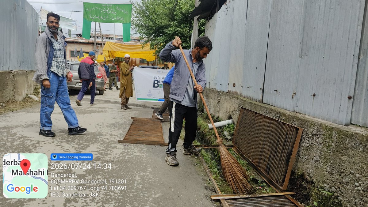 mcganderbal1's tweet photo. Under the campaign Safai Apnao, Bimari Bhagao, Municipal Council Ganderbal carried out an intensive cleanliness drive of drains, storm water drains, and culverts across the town to ensure proper drainage and prevent waterlogging.

#SafaiApnaoBimariBhagao #SwachhBharat https://t.co/06RMVXv02f