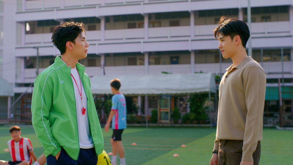 GMMTV's tweet photo. ครูพละมีแฟนมาหาถึงที่เลยน้าาาาาา

#ADogAndAPlaneEP9
@mond_tanutchai @ryuptb https://t.co/YCK9DLDpPY