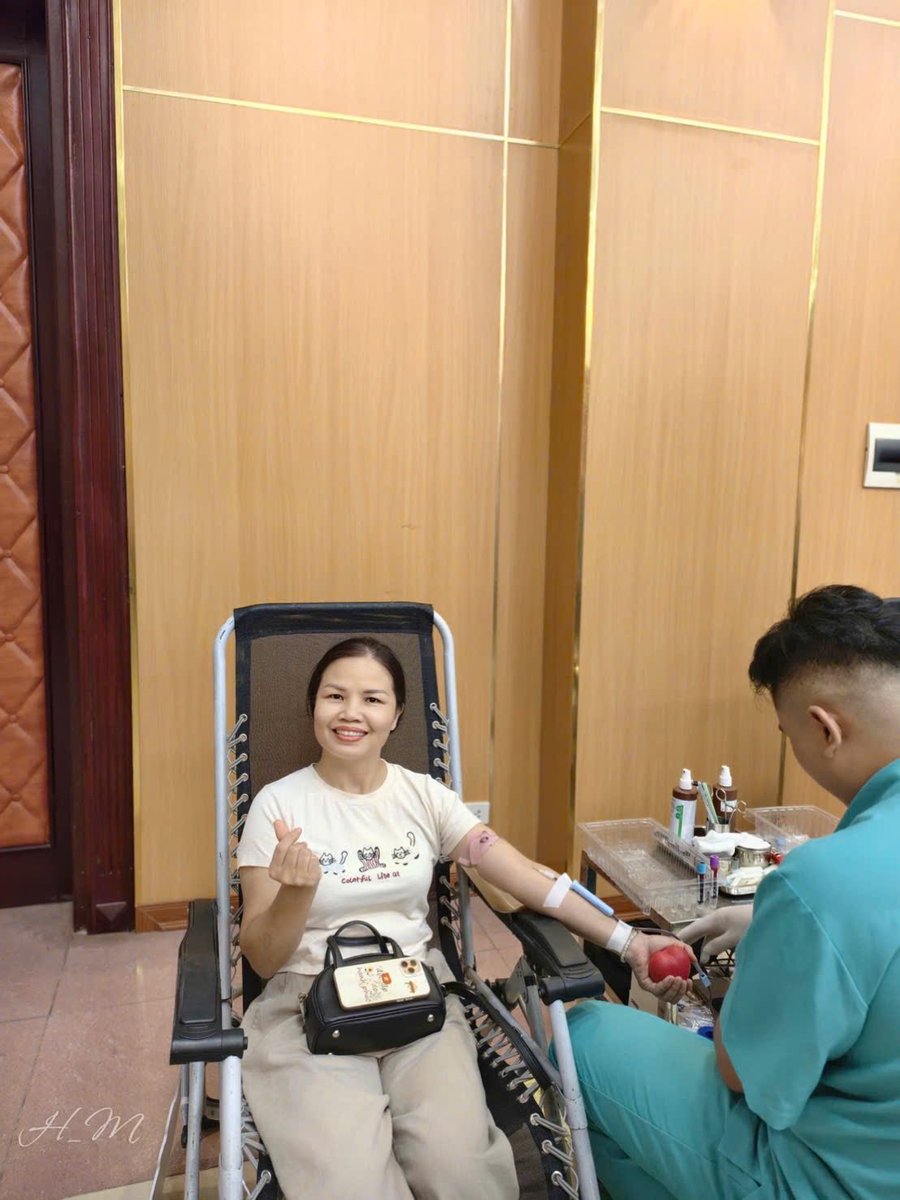Hannah_Anhh's tweet photo. Mình hỏi cán bộ Y tế:
- Em ơi, chị có thể được làm việc này tới khi nào?
- 60 tuổi chị ạ.

Cười tít mắt và thầm nghĩ, chăm sóc bản thân thật tốt để có thể kiếm chục cái “bìa đỏ” nữa trước khi tuổi 60 gõ cửa. https://t.co/BX4ORgHew0
