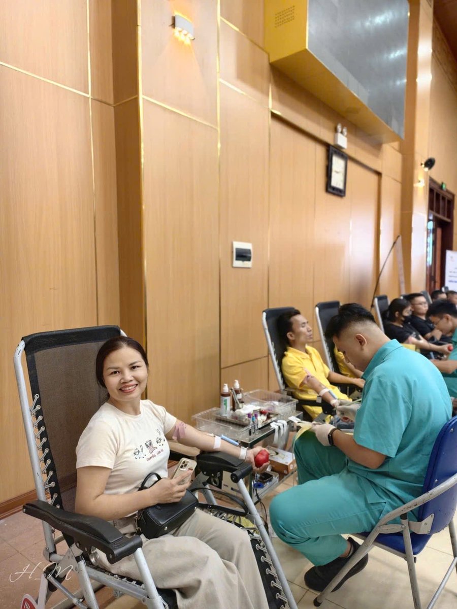 Hannah_Anhh's tweet photo. Mình hỏi cán bộ Y tế:
- Em ơi, chị có thể được làm việc này tới khi nào?
- 60 tuổi chị ạ.

Cười tít mắt và thầm nghĩ, chăm sóc bản thân thật tốt để có thể kiếm chục cái “bìa đỏ” nữa trước khi tuổi 60 gõ cửa. https://t.co/BX4ORgHew0
