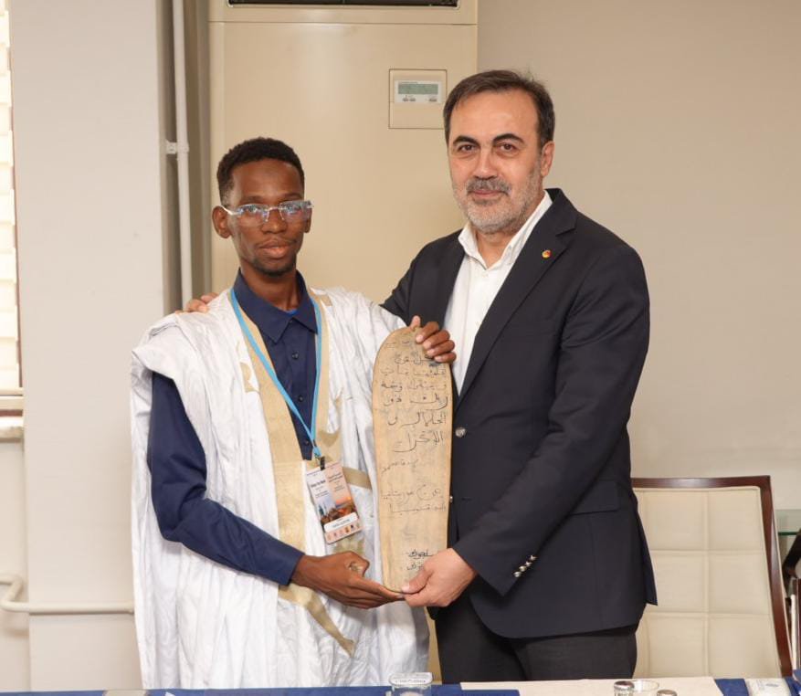 selcukozturk_'s tweet photo. Moritanya’nın Nuakşot Üniversitesi Türk Dili ve Edebiyatı Bölümü öğrencilerini, akademisyenlerini ve fakülte yöneticilerini Odamızda misafir ettik.

Moritanya’da Türkçemizi öğrenen gençlerin ülkemize, dilimize ve kültürümüze duyduğu ilgi, Türkiye ile Moritanya arasındaki güçlü gönül bağının en güzel göstergesidir.

Kıymetli heyete ziyaretleri için teşekkür ediyor, Türkçemize gönül veren öğrencilerimize eğitim hayatlarında başarılar diliyorum.