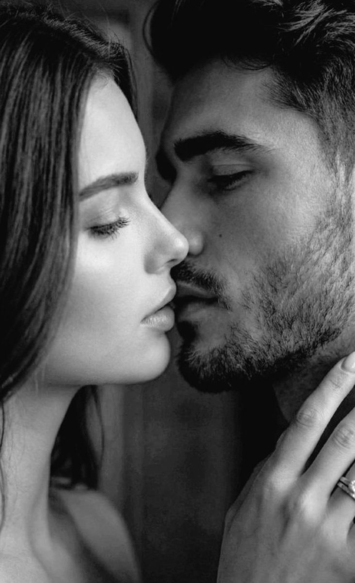 TheLastKnight__'s tweet photo. Eres la razón de mis latidos,
motivo de mis pensamientos,
como si fueras el viento...
Que me nombra sin decirme,
que me toca sin rozarme,
que me envuelve dulcemente,
solo para recordarme...
Que amarte no fue decisión,
fue destino, y fue poesía,
que el corazón escribe cada día. https://t.co/ivUaY9njAk