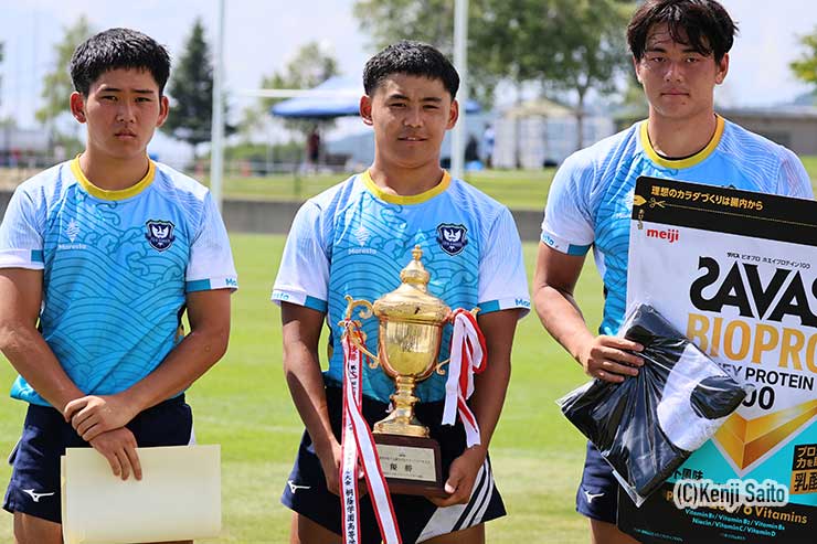 rugjpn365's tweet photo. 夏の7人制王者は桐蔭学園！2年ぶり3度目の頂点に。

早実との激闘の末に掴んだ勝利。その裏にはチームの絆「コネクト」と、徹底した走り込みが。小西泰聖（桐蔭学園OB・浦安DR）コーチは「メンバー全員で耐えて、最後に出てきたメンバーで『どっちが、足が残っているか勝負しよう』という感じでした」

記事はこちらから👇

https://t.co/deDkeh8Otv

#高校ラグビー #セブンズ #桐蔭学園 #ラグビー #菅平