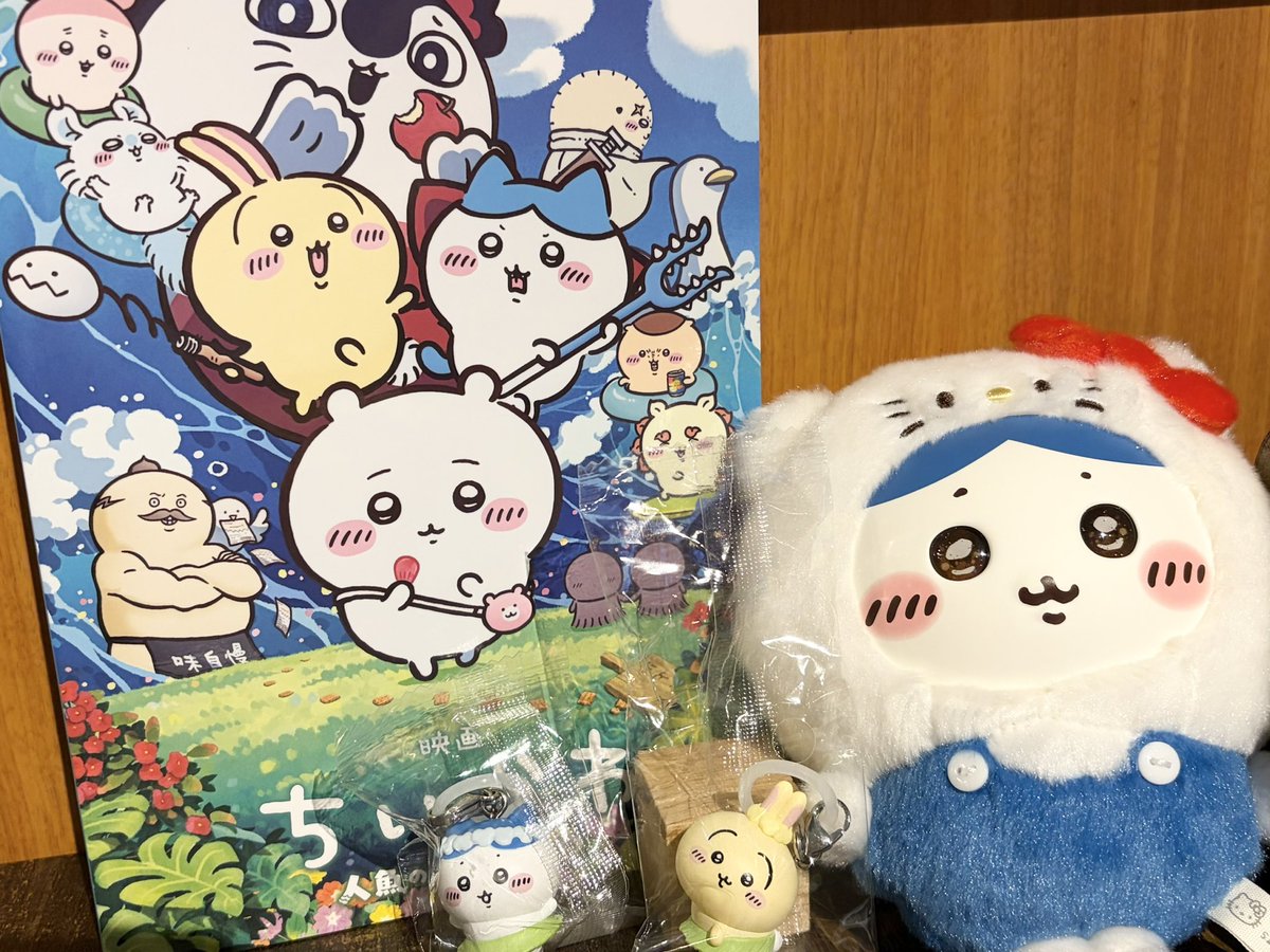 guraburu0913's tweet photo. 今日はちいかわの映画行ってました！！
特典もハチワレで嬉しかった🥰
ラップバトルw最高だったし私ハチワレとラッコ先生の関係が大好きだから良きシーンだらけだったな〜🦦✨
あと765プロの先輩達いたから撮ってきた❣️ https://t.co/HjuXnFzVCu