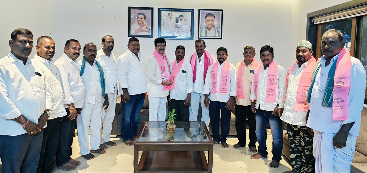 VPR_BRS's tweet photo. 👉 ఎర్గట్ల మండల కేంద్రానికి చెందిన పలువురు కాంగ్ర���స్ నాయకులు బీఆర్ఎస్‌లో పార్టీలో చేరిక

👉 మాజీ మంత్రి, బాల్కొండ ఎమ్మెల్యే వేముల ప్రశాంత్ రెడ్డి సమక్షంలో పార్టీ తీర్థం పుచ్చుకున్న నాయకులు

హైదరా��ాద్‌లోని మాజీ మంత్రి, బాల్కొండ ఎమ్మెల్యే వేముల ప్రశాంత్ రెడ్డి నివాసంలో ఎర్గట్ల మండల కేంద్రానికి చెందిన పలువురు కాంగ్రెస్ నాయకులు బీఆర్ఎస్ పార్టీలో చేరారు. ఈ సందర్భంగా ఎమ్మెల్యే వేముల ప్రశాంత్ రెడ్డి వారికి పార్టీ కండువా కప్పి సాదరంగా పార్టీలోకి ఆహ్వానించారు.

ఈ సందర్భంగా ఎమ్మెల్యే వేముల ప్రశాంత్ రెడ్డి మాట్లాడుతూ, తెలంగాణ అభివృద్ధి కేసీఆర్ నాయకత్వంలోనే సాధ్యమైందని, రాష్��్రాన్ని అభివృద్ధి పథంలో నడిపిన నాయకుడు కేసీఆర్ అని పేర్కొన్నారు.

కాంగ్రెస్ ప్రభుత్వంపై ప్రజల్లో తీవ్ర అసంతృప్తి నెలకొన్నదని అన్నారు. ప్రజలందరూ తిరిగి కేసీఆర్ నాయకత్వంలోని బీఆర్ఎస్ ప్రభుత్వాన్ని కోరుకుంటున్నారని, అందుకే కాంగ్రెస్ పార్టీకి ఇంకా రెండున్నర సంవత్సరాల పాలన మిగిలి ఉన్నప్పటికీ ఆ పార్టీని వీడి స్వచ్ఛందంగా బీఆర్ఎస్‌లో చేరుతున్నారని పేర్కొన్నారు. ప్రతి కార్యకర��త సమిష్టిగా కృషి చేసి, రాబోయే ఎన్నికల్లో కేసీఆర్ నాయకత్వంలో బీఆర్ఎస్ ప్రభుత్వాన్ని తిరిగి అధికారంలోకి తీసుకురావాలని ఎమ్మెల్యే పిలుపునిచ్చారు.

కాంగ్రెస్ నుండి BRS పార్టీలో చేరిన వారిలో: 

జుంగల గంగాధర్ (వార్డ్ మెంబర్ ), జోగు చిన్నయ్య, జుంగల లక్ష్మణ్, జుంగల పెద్ద గంగారాం, ఎం.డి. అన్వర్, బర్మా చిన్న గంగారాం, పడిగేలా ముత్తేన���న ఉన్నారు.

ఈ కార్యక్రమంలో మాజీ జెడ్పీటీసీ గుళ్లే రాజేశ్వర్, మాజీ ఎంపీపీ, సర్పంచ్ ఉపేందర్ రెడ్డి, మాజీ ఎంపీటీసీ జక్కని మధు, సొసైటీ చైర్మన్ బర్మా నర్సయ్య, ఈరపట్నం నర్సయ్య, ఈరపట్నం నరేష్, తుపాకుల శ్రీనివాస్ గౌడ్ తదితరులు పాల్గొన్నారు.
#ktr #brs #KCReview #kcr