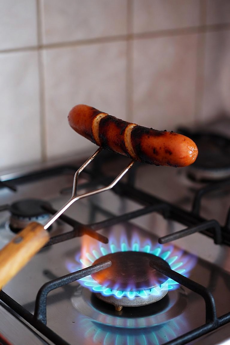 Clynnoli's tweet photo. @JesterJum warm up hot dogs in water. then you put them on a BBQ fork and sizzle them over a gas burner. till they are burnt.https://t.co/lOfWqP3RRh https://t.co/XvfzGNyeDr
