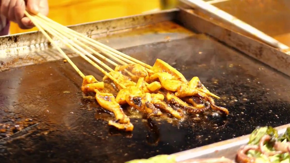 joungwon03's tweet photo. Craving late-night street food These crispy fried squid skewers are perfectly charred, paired with spicy sauce—total snack vibe! ； https://t.co/T0koCeoBVU