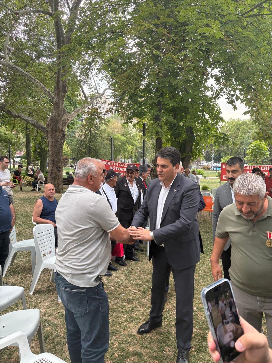 DpGultekinUysal's tweet photo. Güvenpark'ta eşit özlük hakları talebiyle günlerdir oturma eylemi yapan Şehit Erlerimizin Ailelerinin ve Gazilerimizin haklı taleplerine destek olmak için yanlarındaydık.

Vatan için can veren kan veren Kahramanlarımızı eylem yaparak seslerini duyurmaya zorlayan anlayış utansın!

AKP iktidarının bir çok meselede yapmaya alıştığı, mağduru ayıran, aynı mağduriyete başka yerlerden bakarak aslında yeni mağduriyet yaratan anlayışının sancısını çeken Gazilerimiz ve Şehit Erlerimizin Ailelerinin seslerine kulak verdik.

'Vatani Görev' olduğunu söylediğimiz, buna inandığımız askerlik vazifesinde şehit düşen erlerimizin ailelerinin, gazi olan erlerimizin maruz kaldığı hakkaniyetsizliğin son bulması adına elimizden geleni yapacağımıza söz verdik.