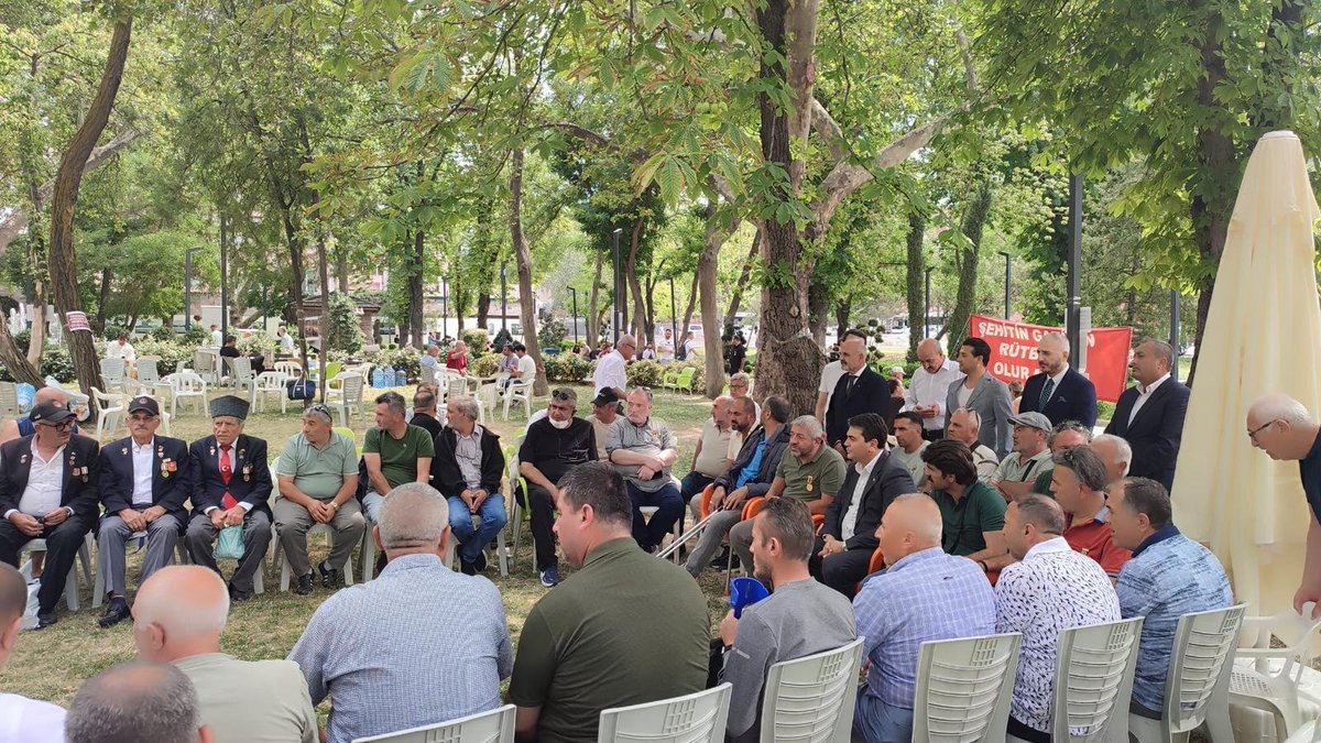 DpGultekinUysal's tweet photo. Güvenpark'ta eşit özlük hakları talebiyle günlerdir oturma eylemi yapan Şehit Erlerimizin Ailelerinin ve Gazilerimizin haklı taleplerine destek olmak için yanlarındaydık.

Vatan için can veren kan veren Kahramanlarımızı eylem yaparak seslerini duyurmaya zorlayan anlayış utansın!

AKP iktidarının bir çok meselede yapmaya alıştığı, mağduru ayıran, aynı mağduriyete başka yerlerden bakarak aslında yeni mağduriyet yaratan anlayışının sancısını çeken Gazilerimiz ve Şehit Erlerimizin Ailelerinin seslerine kulak verdik.

'Vatani Görev' olduğunu söylediğimiz, buna inandığımız askerlik vazifesinde şehit düşen erlerimizin ailelerinin, gazi olan erlerimizin maruz kaldığı hakkaniyetsizliğin son bulması adına elimizden geleni yapacağımıza söz verdik.