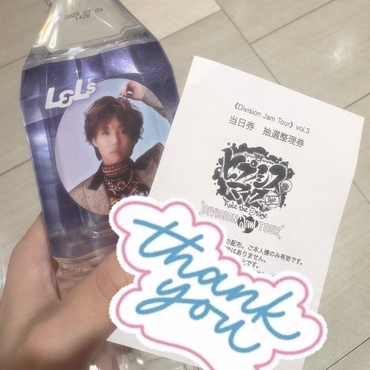 chu2_chii's tweet photo. 朝から災難続きで今日もうダメだ😭って感じだったのですが、友達が『幸せの水』を貸してくれて、安井さんからの有難いお言葉を受けて、そのまま持ちながら当日券を受け取ったら、当たった😭😭無事にジャム東京に入ることができました！
ご利益（？）をありがたくお授かりしました😂笑
もう時代はビッグカツじゃない
これからは「幸せの水」です（）