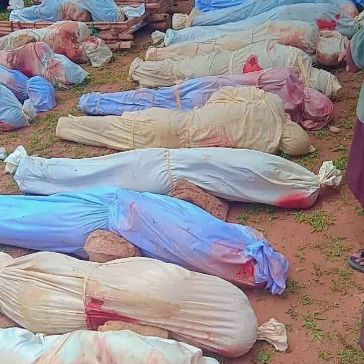 johnmelvinenen1's tweet photo. 25 innocent farmers were unalived by bandits in Sauna/Ruwan Gora community, Talata Mafara Local Government Area of Zamfara State. More than 50 people have been hospitalized, the majority of them women and children. This attack happened in a village near the hometown of Nigeria's Minister of State for Defence, Bello Matawalle. The North is gradually becoming a graveyard, yet the suffering of its people continues to receive little attention 😭😭😭 why are we silent 😭.