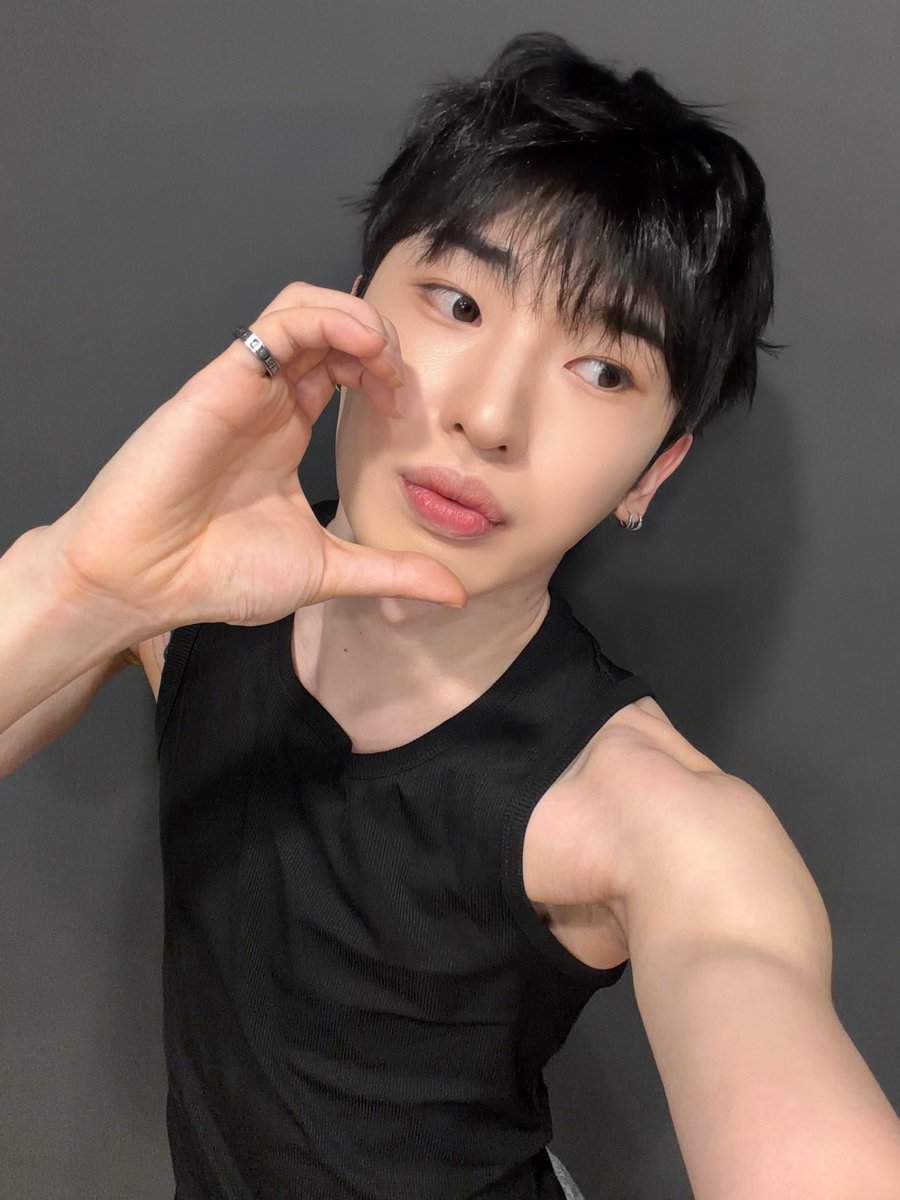 XODIAC_MEMBERS's tweet photo. [#다빈] 

곧 주말 🤤🫶🏻

#XODIAC #소디엑 #DAVIN #다빈 https://t.co/uxp9h0Io4K