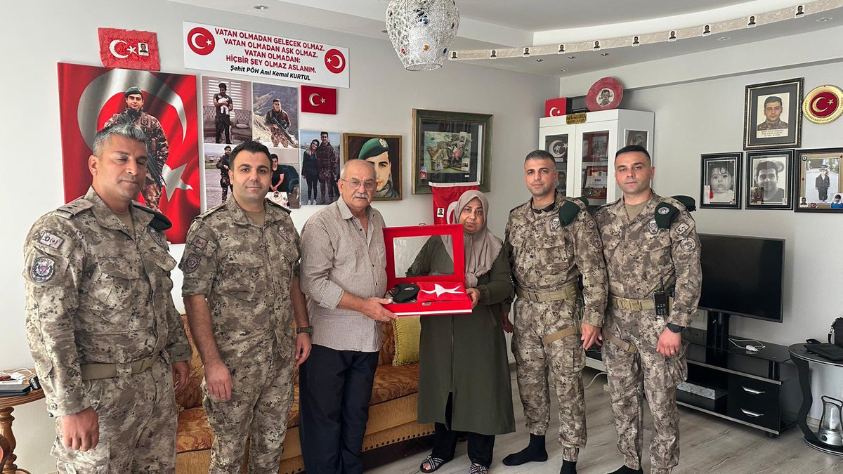 EMSAVayilmaz's tweet photo. 🇹🇷 ŞEHİDİMİZİN EMANETLERİ, BİZLERE EMANETTİR

Hatay’da meydana gelen deprem felaketinde, kahraman Polis Özel Harekât Şehidimiz Anıl Kemal Kurtul’un kıymetli anne ve babası göçük altında kalmış ve büyük bir acı yaşamıştı.

Hatay Özel Harekât Şube Müdürlüğümüzün kıymetli mensupları, şehidimizin anne ve babasını ziyaret ederek kendilerine Türk Bayrağımızı, Özel Harekât beresini ve kamuflajını takdim ettiler.

Özel Harekât Başkanımız Sayın Ünsal Hayal’in talimatlarıyla gerçekleştirilen bu anlamlı ve vefalı ziyaret, şehitlerimizin bizlere bıraktığı en kıymetli emanetleri olan ailelerinin hiçbir zaman yalnız olmadığının güzel bir göstergesidir.

Başta Özel Harekât Başkanımız Sayın Ünsal Hayal olmak üzere, Hatay Özel Harekât Şube Müdürlüğümüze ve bu anlamlı ziyarette emeği geçen tüm kahramanlarımıza şahsım ve vakfımız adına yürekten teşekkür ediyorum.

Bu vesileyle vatanımız ve milletimiz uğruna canlarını feda eden bütün aziz şehitlerimize Cenab-ı Allah’tan rahmet; kahraman gazilerimize sağlık, huzur ve afiyet diliyorum.

Rabbim devletimize ve milletimize zeval vermesin. 🇹🇷

Var olsun milletimiz, yaşasın Polis Özel Harekât!
@ozelharekatbsk @EmniyetGM @TC_icisleri