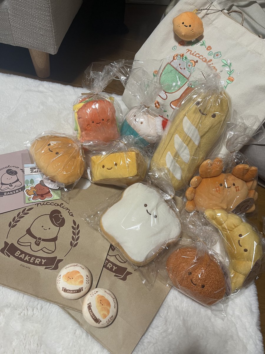 nicco_li_2525's tweet photo. ベーカリーの購入品たち🤭🍞🤍
ここまで買う予定じゃなかったけどあの空間に行ったら抑えきれなかった…😆
どの子も可愛すぎる…💖✨
後ろのレモンちゃんはUFOキャッチャーで一発でお迎えできた🍋✨
#にっこりーノ #にっこりーノベーカリー https://t.co/37yOvcyLh2
