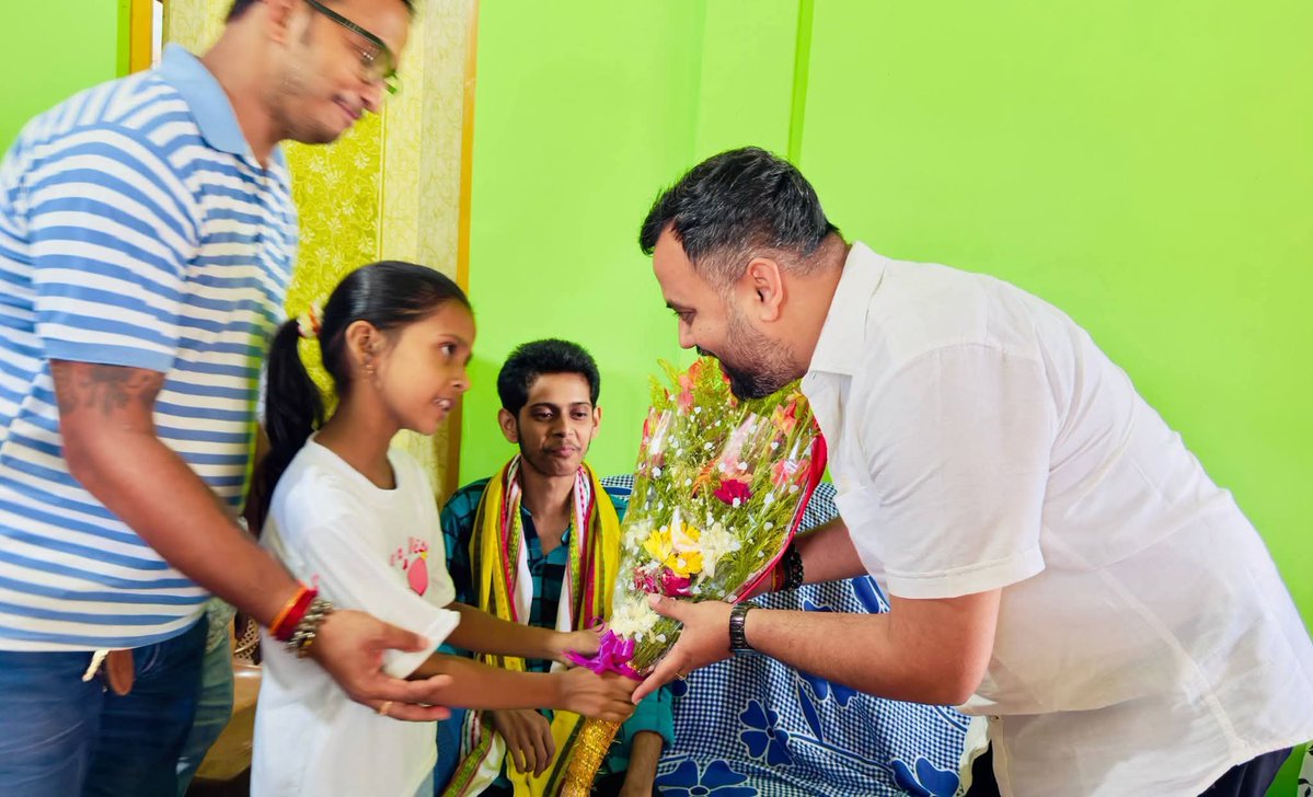 Sushanta_BJP's tweet photo. #NEETSuccess 
আজ বিশালগড়ের গর্ব, কৃতী ছাত্র ইমরান খান-এর বাড়িতে এলাকাবাসীকে সঙ্গে নিয়ে উপস্থিত হয়ে তাঁকে NEET পরীক্ষায় সাফল্যের জন্য আন্তরিক শুভেচ্ছা ও সংবর্ধনা জানাই।

ইমরানের এই অসাধারণ সাফল্য শুধু তাঁর পরিবারের নয়, সমগ্র বিশালগড়ের গর্ব। তাঁর অধ্যবসায়, নিষ্ঠা ও কঠোর পরিশ্রম আগামী প্রজন্মের কাছে অনুপ্রেরণা হয়ে থাকবে।

পরিবারের সদস্যদের সঙ্গে বিভিন্ন বিষয় নিয়ে আন্তরিক আলোচনা হয়। ইমরানের উজ্জ্বল ভবিষ্যৎ কামনা করি এবং দৃঢ় বিশ্বাস রাখি, আগামী দিনে সে একজন দক্ষ চিকিৎসক হিসেবে বিশালগড়, ত্রিপুরা তথা সমগ্র দেশের নাম আরও গৌরবান্বিত করবে।

ইমরানকে আবারও আন্তরিক অভিনন্দন ও শুভেচ্ছা। তোমার আগামী পথচলা হোক সাফল্যে ভরপুর। 💐

#NEET2026 #Congratulations #Bishalgarh #PrideOfBishalgarh #FutureDoctor
