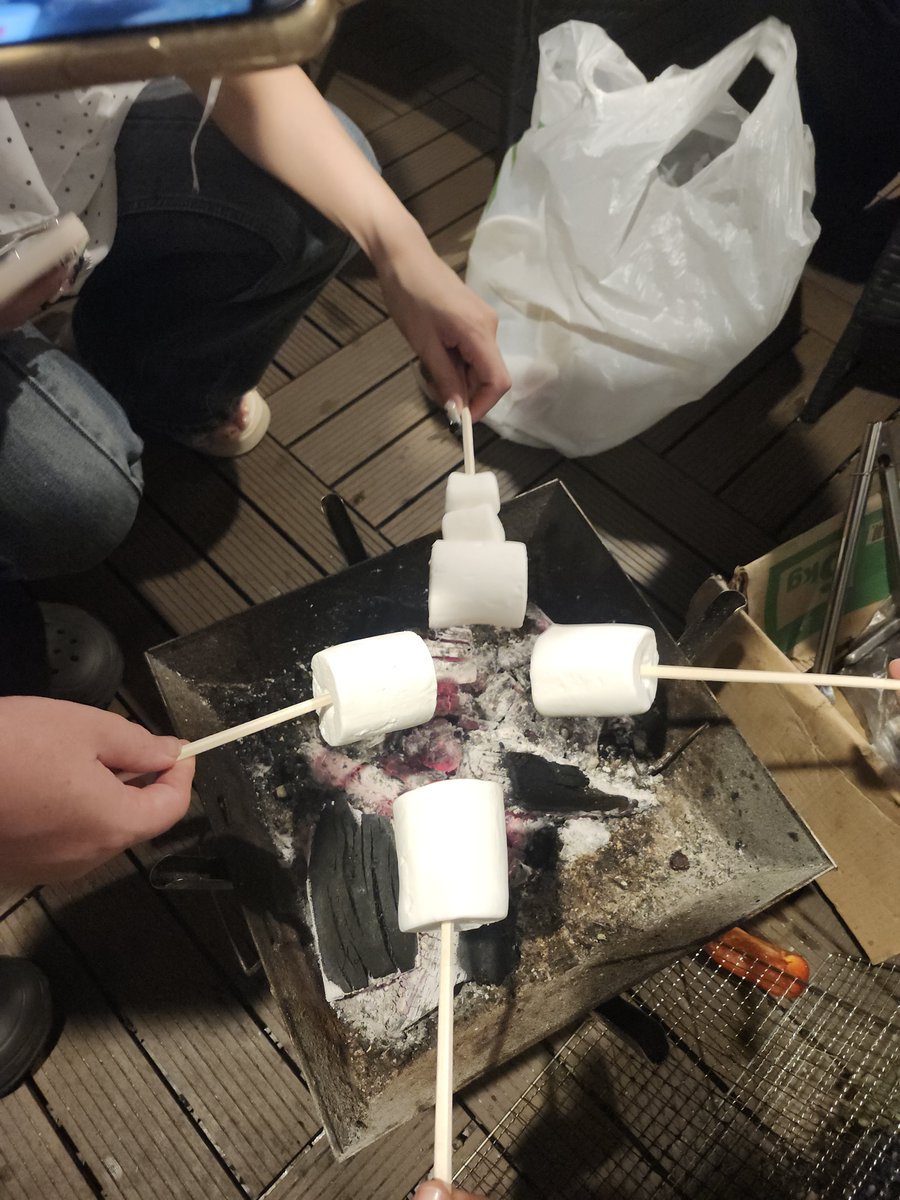 PTismasterpiece's tweet photo. 人生初のBBQ🍖
しいたけのバッテンが可愛いです🥰

マシュマロ焼くのに関しては仕事柄プロなのでお任せいただいて👍 https://t.co/io3L4lcYMW