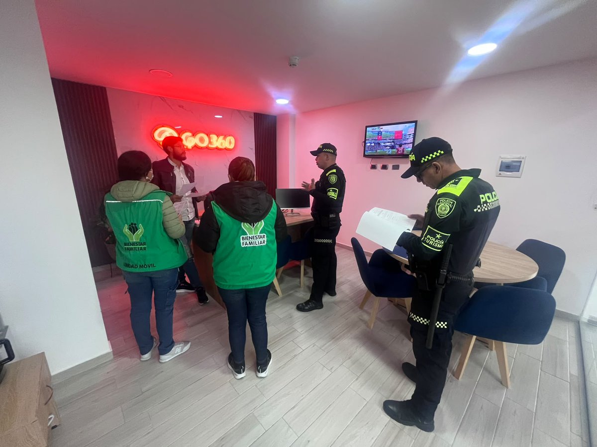 ProteccionPonal's tweet photo. En #Tunja, en articulación con funcionarios del Instituto Colombiano de Bienestar Familiar (ICBF), desarrollamos actividades de prevención y control en agencias de viajes, fortaleciendo el compromiso del sector turístico para prevenir la explotación sexual comercial. https://t.co/Br9E5yiPwY
