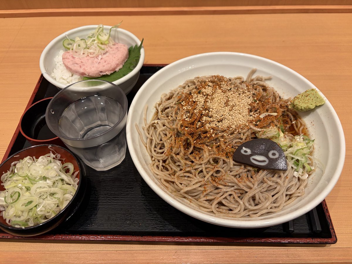 dragon828_NIT's tweet photo. 立ち食い蕎麦でほっこり
スイカペンギンの蒲鉾 https://t.co/tovbKTrCyK