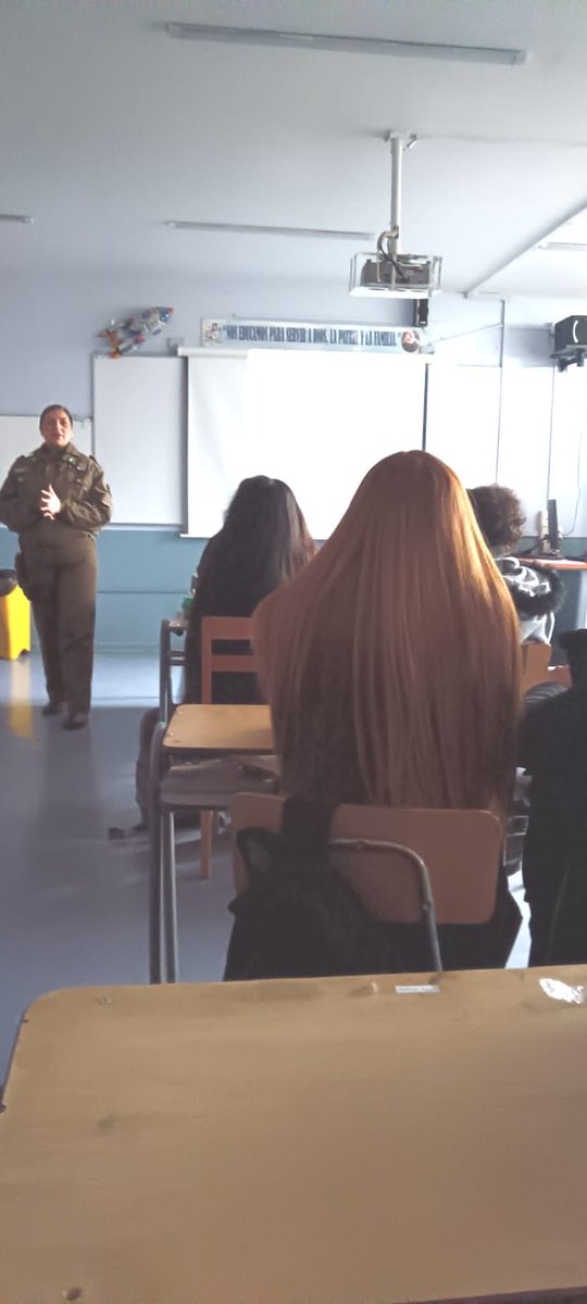carabprandes's tweet photo. #LaReina: @Carabdechile, a través de @CarabMicc de la 16ª Comisaría La Reina, realizaron una charla sobre responsabilidad penal adolescente a alumnos de 3.º medio del Colegio Coronel Eleuterio Ramírez Molina.
#LaPrevencionEsNuestraEsencia 🚓📚 https://t.co/YOOkgeZB4f