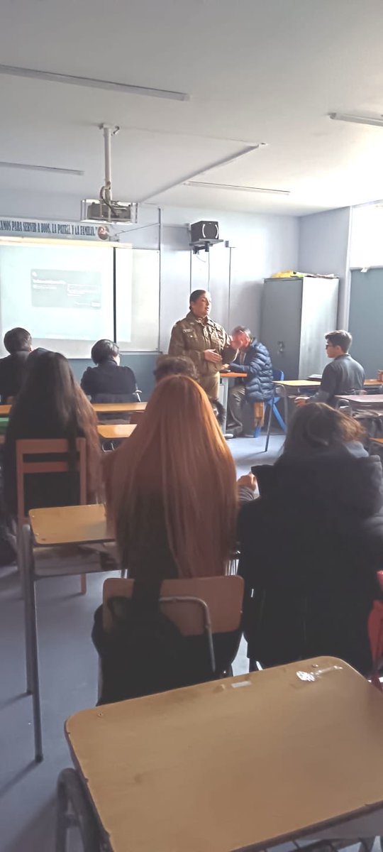 carabprandes's tweet photo. #LaReina: @Carabdechile, a través de @CarabMicc de la 16ª Comisaría La Reina, realizaron una charla sobre responsabilidad penal adolescente a alumnos de 3.º medio del Colegio Coronel Eleuterio Ramírez Molina.
#LaPrevencionEsNuestraEsencia 🚓📚 https://t.co/YOOkgeZB4f