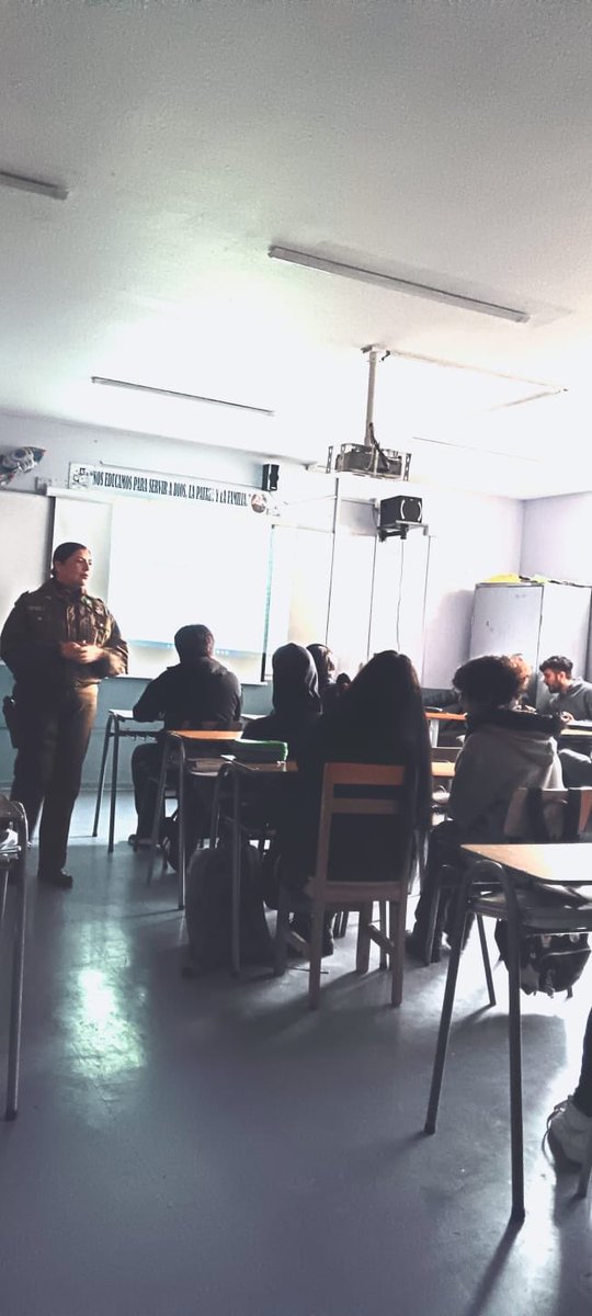 carabprandes's tweet photo. #LaReina: @Carabdechile, a través de @CarabMicc de la 16ª Comisaría La Reina, realizaron una charla sobre responsabilidad penal adolescente a alumnos de 3.º medio del Colegio Coronel Eleuterio Ramírez Molina.
#LaPrevencionEsNuestraEsencia 🚓📚 https://t.co/YOOkgeZB4f
