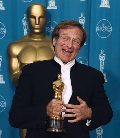 merlinpapin3's tweet photo. #SondageRobinWilliams , Robin Williams restera ce clown triste qui cachait ses blessures derrière un sourire. Immense acteur, immense homme, il a offert au monde du rire, de l'émotion et une humanité qui continueront de nous accompagner. »

Rendons hommage cette semaine à l’immense acteur #RobinWilliams qui aurait eu 75 ans cette semaine  et disparu trot tôt !

Quel est votre Film préféré (3 Choix Possibles) avec #RobinWilliams ?

Réponse au #SondageRobinWilliams avant Dimanche Soir Minuit

Merci de RT au Maximum

Bon Week-end à Tous

❤️si vous aimez