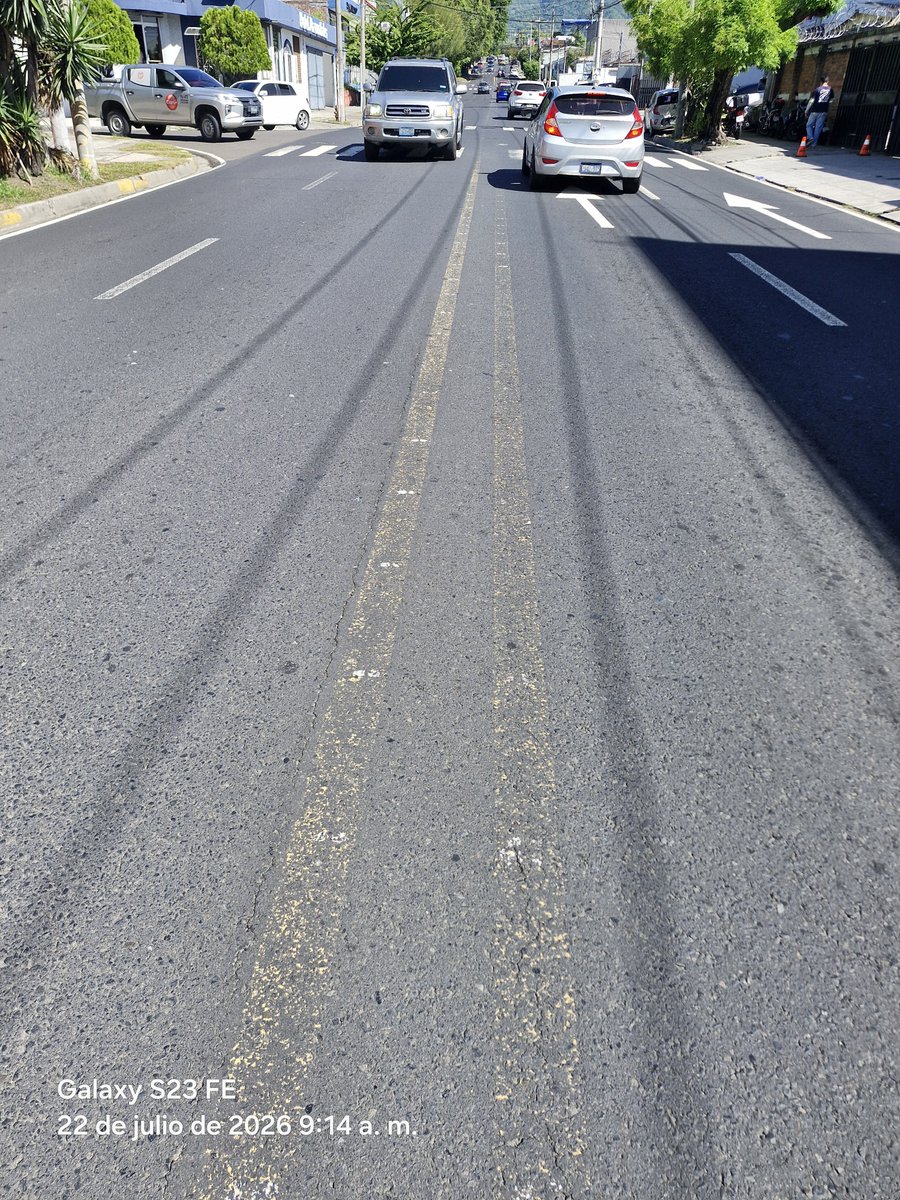 DeleoUlises's tweet photo. Calle sisimiles No hay línea amarilla y los carros pasan sobre ella aunque vean peatones
@ObrasPublicasSV https://t.co/Gf6qEsEUCI