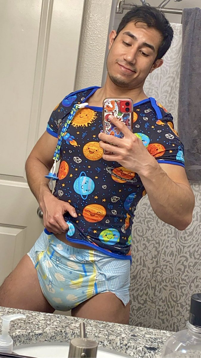 DiaperlittleBoy's tweet photo. Found this THROWBACK cleaning out my photos - from a relaxing pampered weekend w/@dudein_diaper 🪐✨ https://t.co/2QooVQcyAv