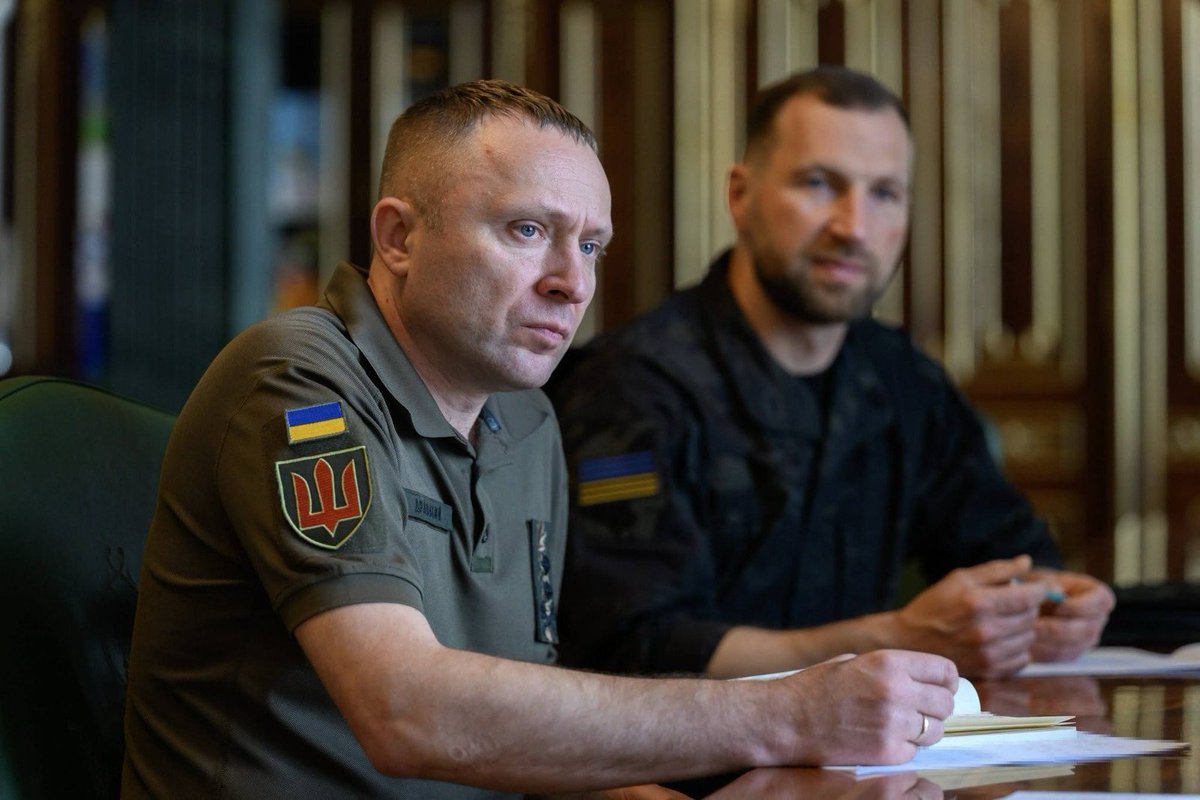 Drapatyi_M's tweet photo. Доповів Президенту Володимиру Зеленському щодо ситуації на фронті та ключових напрямків, які потребують оперативних рішень.

Визначили детальний план дій у відповідь на російський терор проти наших міст, прикордоння, Києва, Одещини та морського коридору.

Збройні Сили України, Міноборони, розвідка та спецслужби працюють злагоджено — є чіткий перелік заходів. Разом із Євгенієм Хмарою та Павлом Палісою оперативно забезпечуємо всі запити командирів корпусів.