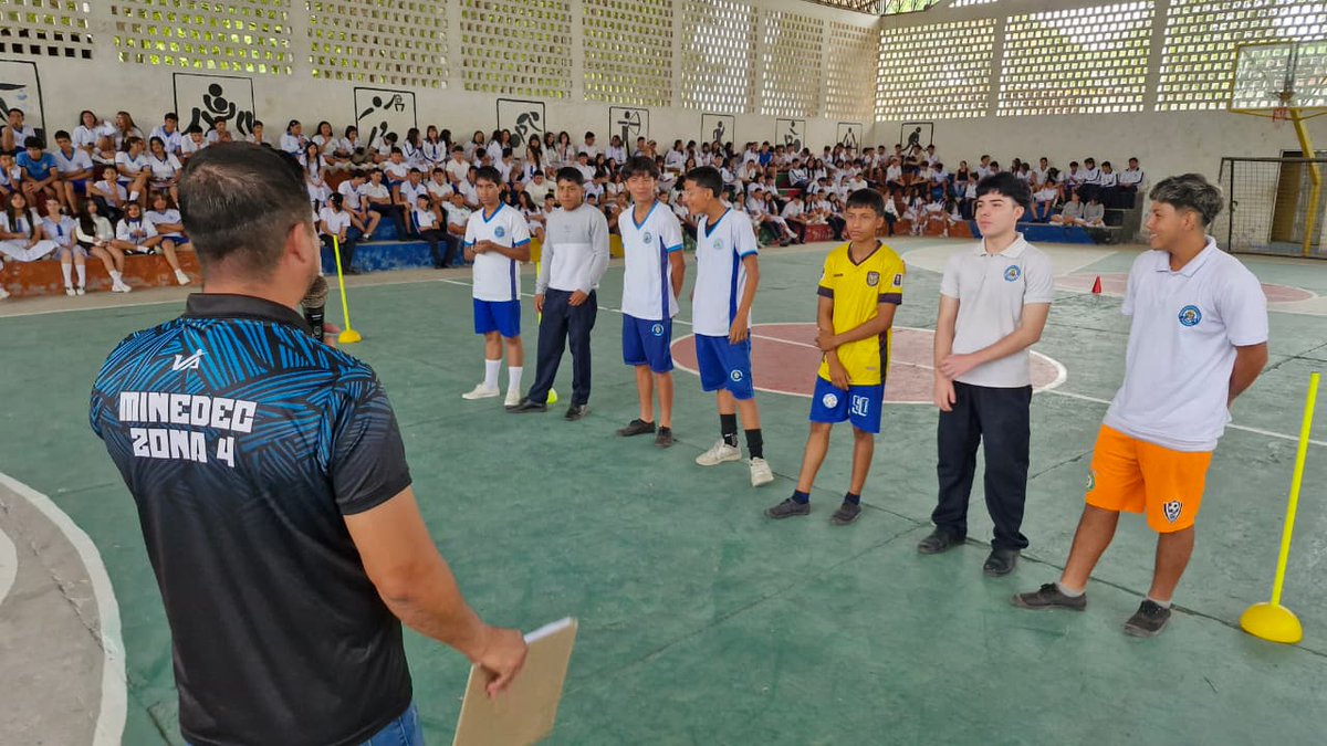 EducacionZ4_Ec's tweet photo. [PORTOVIEJO] En la Unidad Educativa Uruguay promovemos disciplina, trabajo en equipo y respeto, a través del programa “Play Time, vive la acción, disfruta el momento”, con actividades lúdicas, recreativas y deportivas. 🏃 https://t.co/HQYu09T765