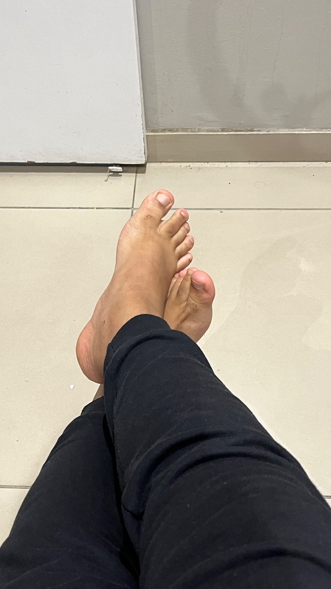 Toetally_fetish's tweet photo. Getting home and finally taking off y9ur shoes after a long day 🦶🥹 https://t.co/nWp1FNsXDI