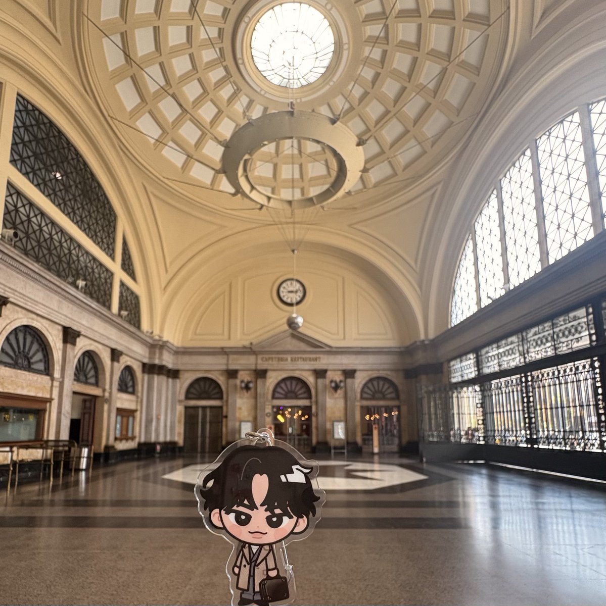 9guysdatetama's tweet photo. 宮舘くんとおでかけ✨SnowManのEMPIREのあそこ。バルセロナのフランサ駅。Going with Snow Manのシリーズ夏休み前なのたくさんおでかけできて嬉しいね。アクスタの方が舘様と一緒に旅行してる感がでるのかな？？電車が少ないから写真は撮りやすいけど、人も少ないから後ろからのスリには注意かも⚠️ https://t.co/Y9TfPfOAiu