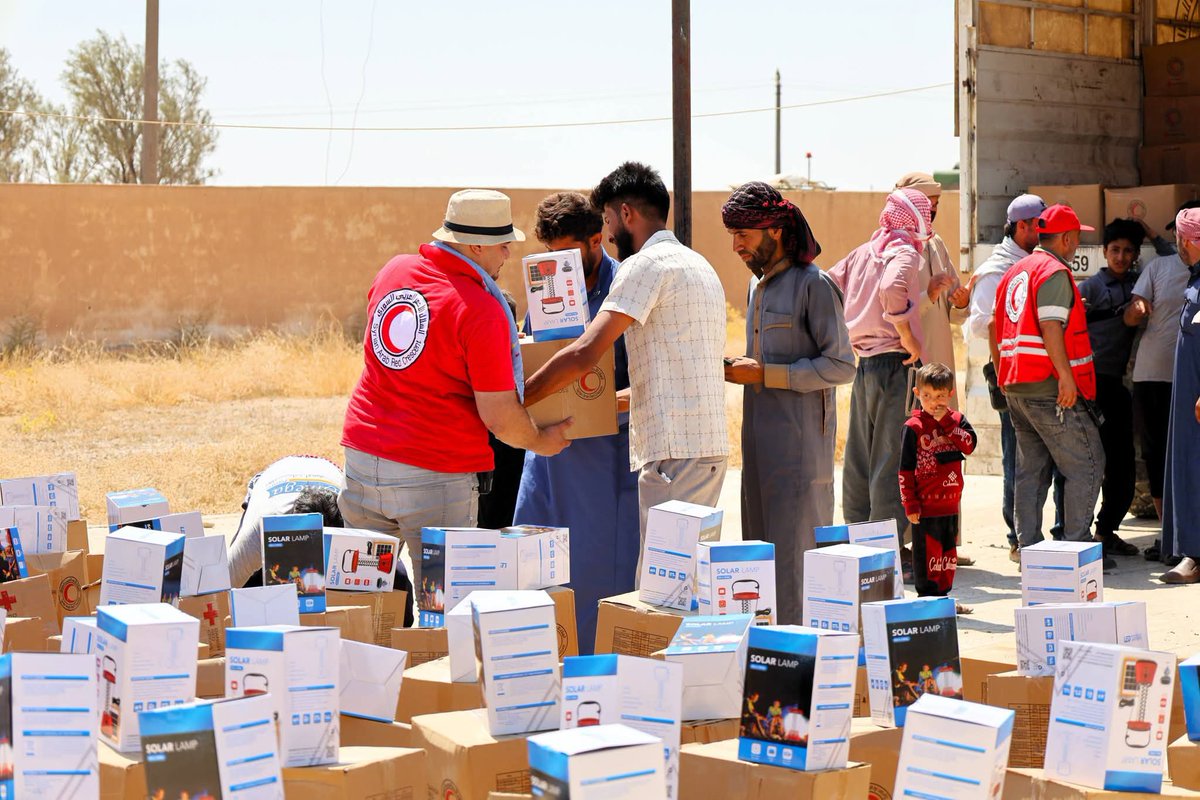 SYRedCrescent's tweet photo. Amid significant needs in southeastern rural #Hasaka, #SARC volunteers provided food parcels, hygiene kits and solar chargers to 330 families in Tal Al-Shayer, with support from @danskrodekors, @RodaKorset and @ICRC_sy. https://t.co/N2OpdxI4hw