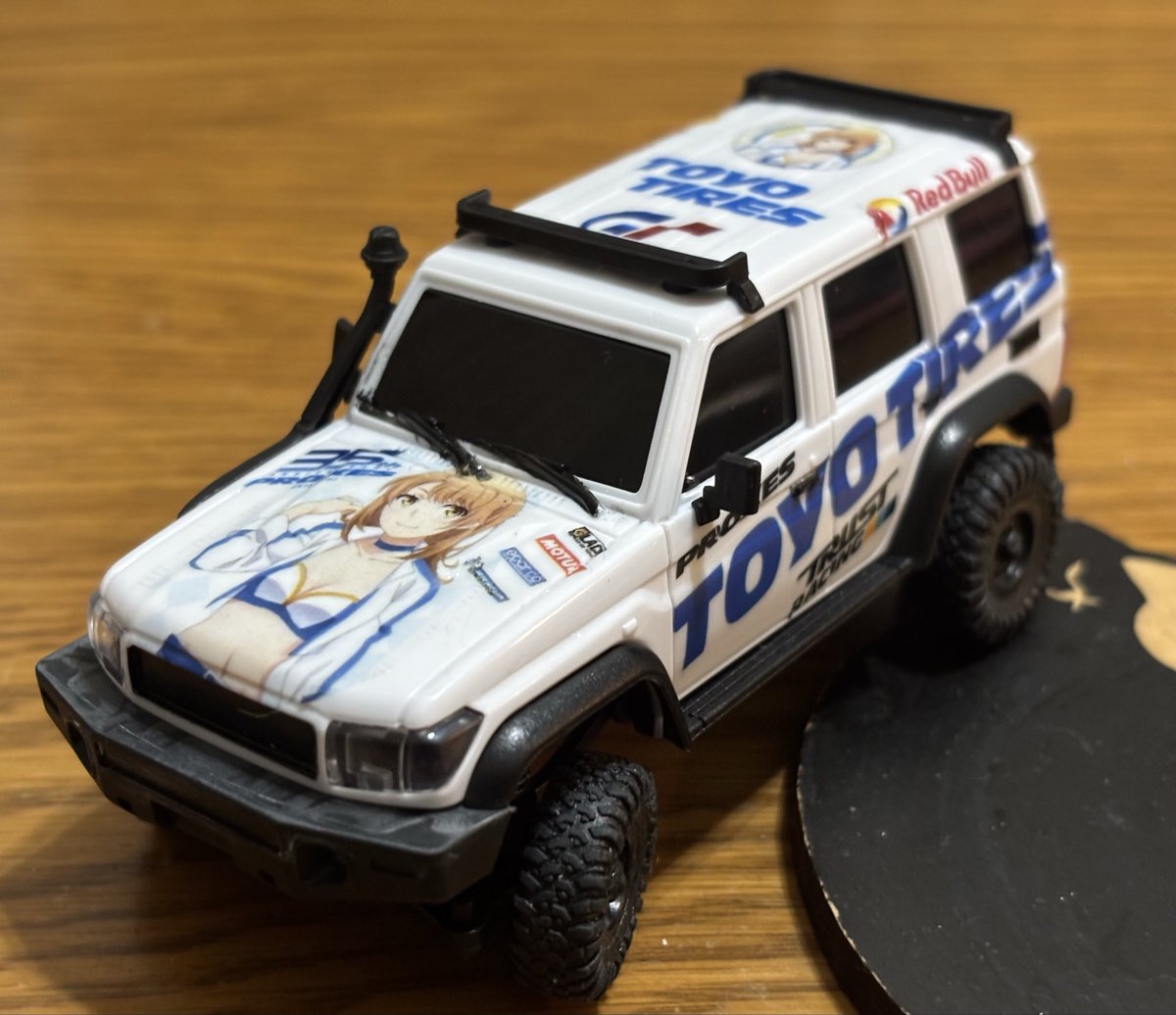 takeit555's tweet photo. Amazonで売ってる1/43クローラのラジコンよく出来てる。ちょいと遊ぶにはサイズ感やスピードがちょうどいい。簡易的だけどスマホでも操作できる。スペアボディも付いてくるので雰囲気変えて遊べるよ。 https://t.co/rAVrxfTPwS