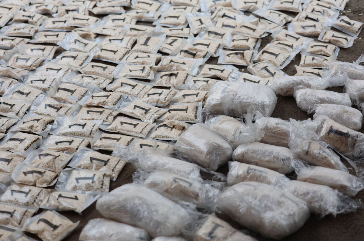 Charles_Lister's tweet photo. #SyriaWeekly data fact:
- 54% of the drugs seized in #Syria over the past 12 months were seized shortly after being smuggled in from #Lebanon.
Those narcotics had a combined street value of at least $1 billion.
For more, check out https://t.co/9HYhPDPuhD https://t.co/I3L1YXx0bk