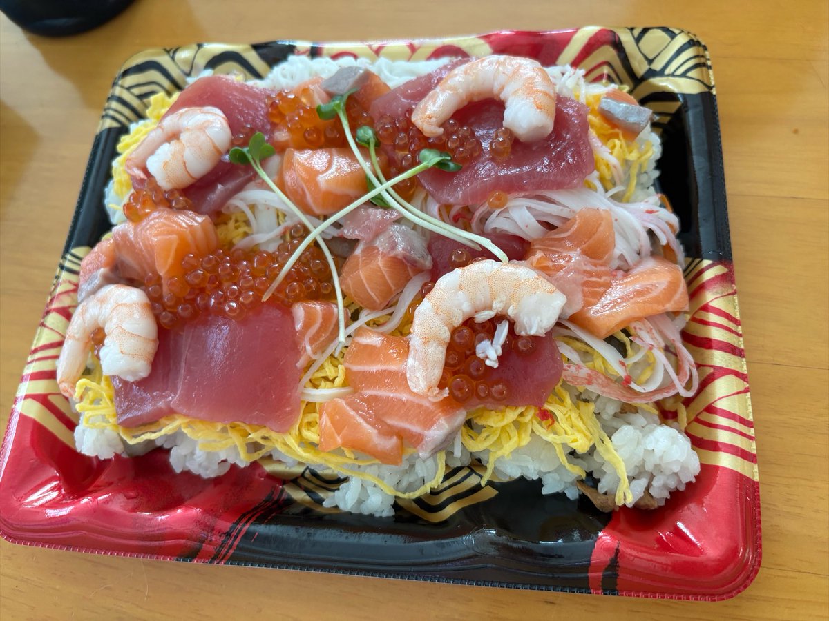 ibd_cd_neko's tweet photo. デラウエアが好きで安いとつい買ってしまう。

子供の朝顔、種を観察したり、収穫？したり、蔓もリースにするから取っとかないとらしく。兄の時も予備を育ててたんだけど、今回その予備が枯れそうで。
持ち帰ったのも枯れそう。種つくかな。
同じ鉢で花を植えるそうだけど、また持ってかなきゃらしい https://t.co/pDuRJ7FjA1