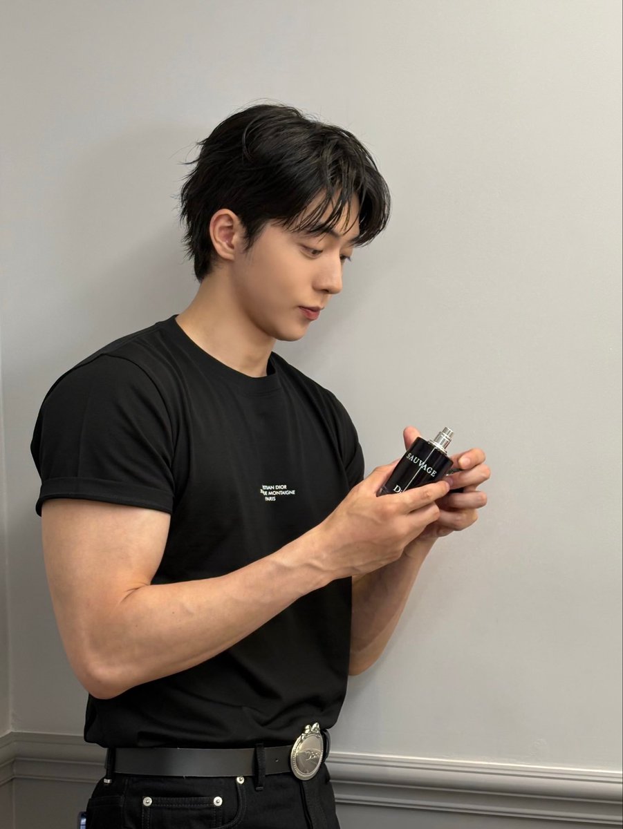 222skawngur's tweet photo. 남주혁 팔뚝...💪
남도산 때도 거대했는데 지금 더 커진거 맞지??

https://t.co/8jQ9DJZTt5 https://t.co/yCqKpnAmLb