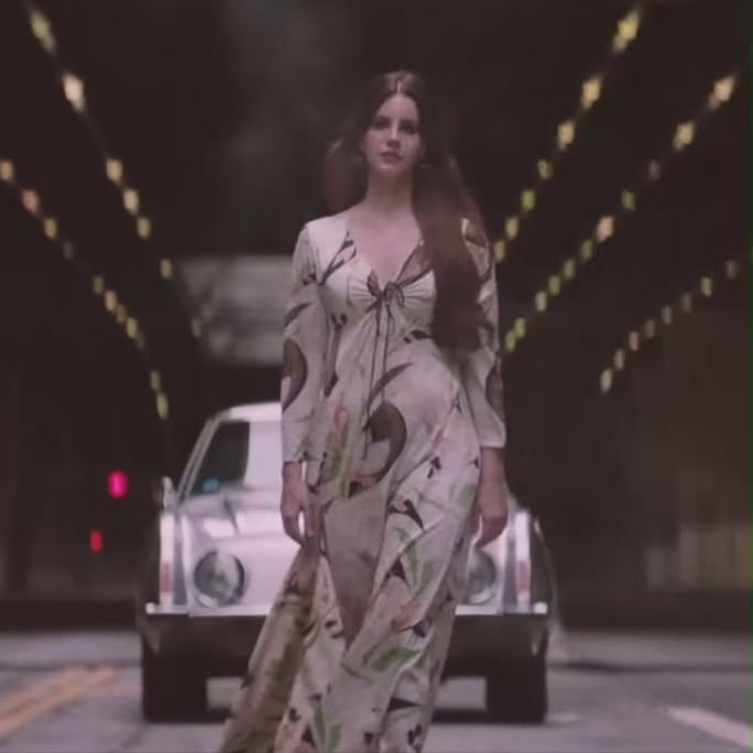 updatecultura's tweet photo. MASTERMIND! Pabllo Vittar gravou o Lyric Vídeo de “ROCKSTAR”, do álbum “LOST IN LUST” na mesma locação do videoclipe de “White Mustang”, de Lana Del Rey, do álbum “Lust for Life”. https://t.co/bWPhUBoXjW