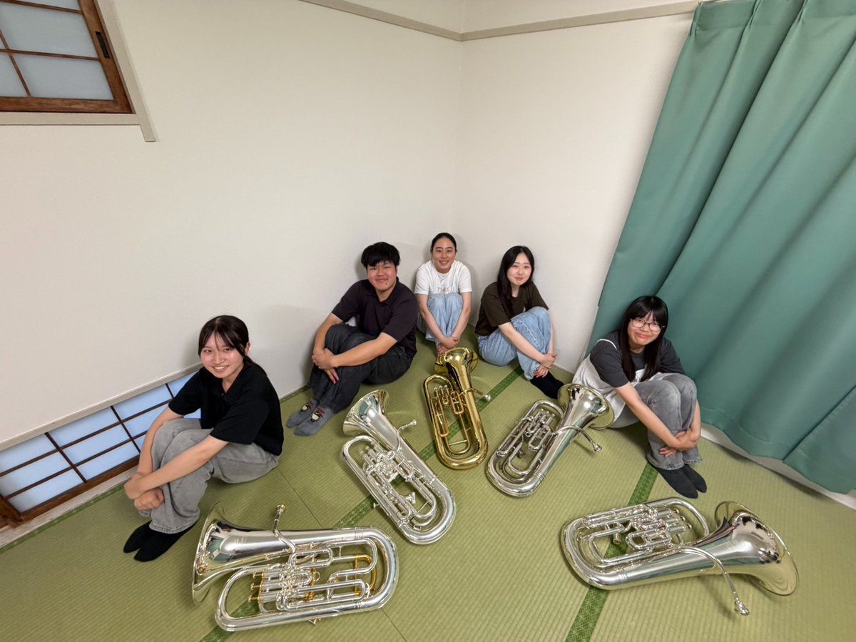 saidaisui's tweet photo. サマコンまであと1️⃣7️⃣日⭐

ユーフォニアム5人・チューバ6人の総勢11人‼️
重厚な低音から優雅なメロディまで何でもこなす、頼れる仕事人集団です💪🏻

ノリが良く、賑やかで個性豊かな私たちが、会場を揺らす大迫力サウンドをお届けします🔈🎶

ステージ右側のバリチューパートにぜひご注目ください👀✨ https://t.co/kbHavlDsQV