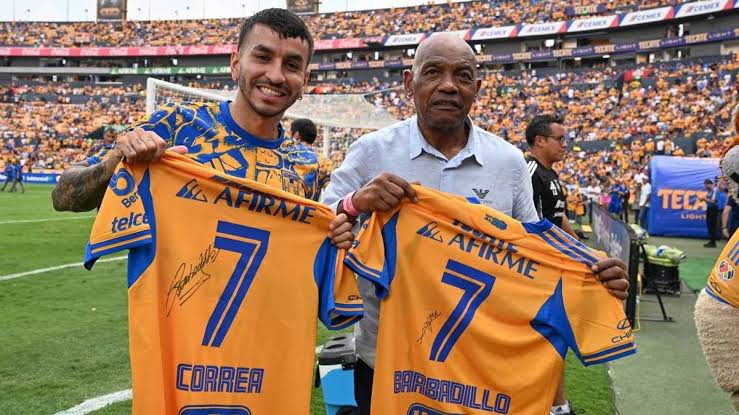 LaFuerzaRayada's tweet photo. Anhelito se orinó en aquellos de una manera MONUMENTAL…

- Retiraron el 7 de una de sus leyendas para dárselo a él 
- Llevaron acarreados al aeropuerto para recibirlo 
- Le llevaron una copa del mundo 
- Los puso a bailar anunciando su llegada 
- Le hicieron una canción 😂 https://t.co/84Tnms5l0C