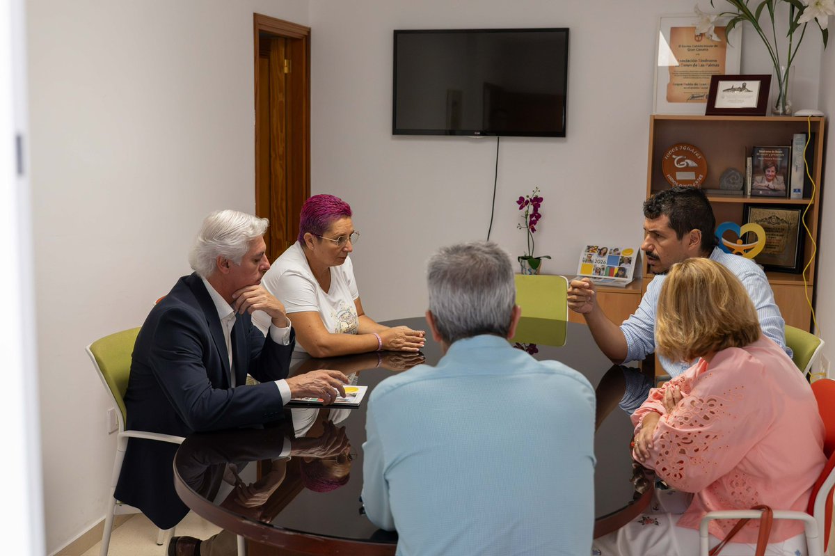 popularesgc's tweet photo. Hoy hemos querido escuchar, aprender y conocer de cerca la realidad de las 118 familias que forman parte de la Asociación Síndrome de @DownLasPalmas.

Detrás de cada historia hay esfuerzo, ilusión y un trabajo extraordinario que merece una Administración que responda: menos burocracia, ayudas que lleguen cuando se necesitan y más oportunidades para avanzar en inclusión, autonomía y empleo. 💙