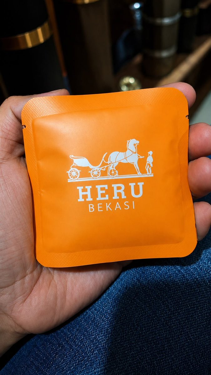 aril_piterpen1's tweet photo. paris punya hermes, tapi bekasi dong punya heru https://t.co/vRYrBInytx