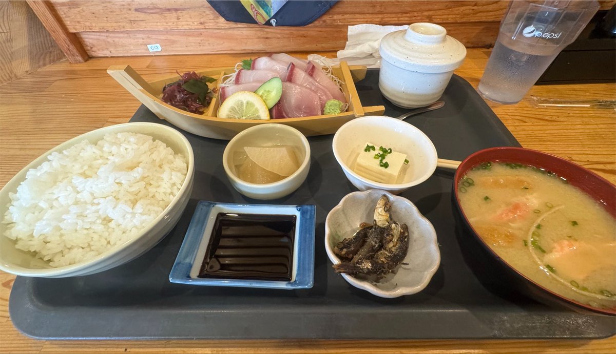 MOTO2704's tweet photo. そういや、今日久しぶりに贅沢ランチしちゃった😋ブリ🐟のお刺身最高💕ご飯大盛りでも良かったな笑
毎年夏休みに困るのはお昼代が飛ぶ💸ってことやな🤣給食ありがてえ🙏 https://t.co/qR4lNviG7s