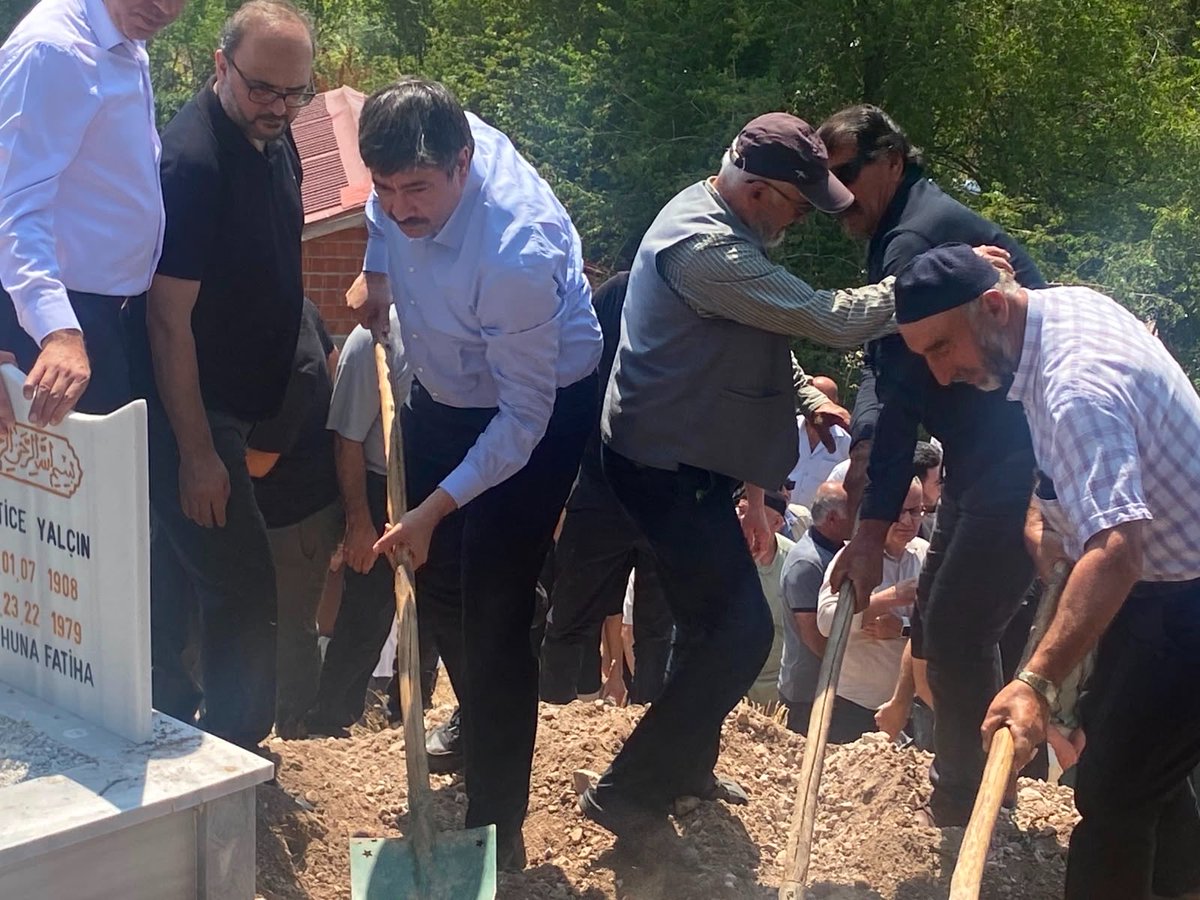 Bem_Bir_Sen's tweet photo. Memur-Sen Konfederasyonu Genel Başkanımız Ali Yalçın’ın muhterem babası, Selahattin Yalçın amcamızı ebediyete uğurladık.

Genel Başkanımız 
Levent Uslu 

Şube ve İl Başkanlarımızın katıldığı cenaze merasiminde; Ali Yalçın Başkanımızın ve kıymetli ailesinin acısını paylaşarak taziyelerimizi ilettik.

Merhuma Cenab-ı ALLAH’tan c.c. rahmet diliyor Ali Yalçın başkanımız başta olmak üzere ailesine, yakınlarına ve Memur-Sen camiamıza sabır ve başsağlığı diliyoruz.

Mekanı cennet 
makamı âli olsun 🤲🏻